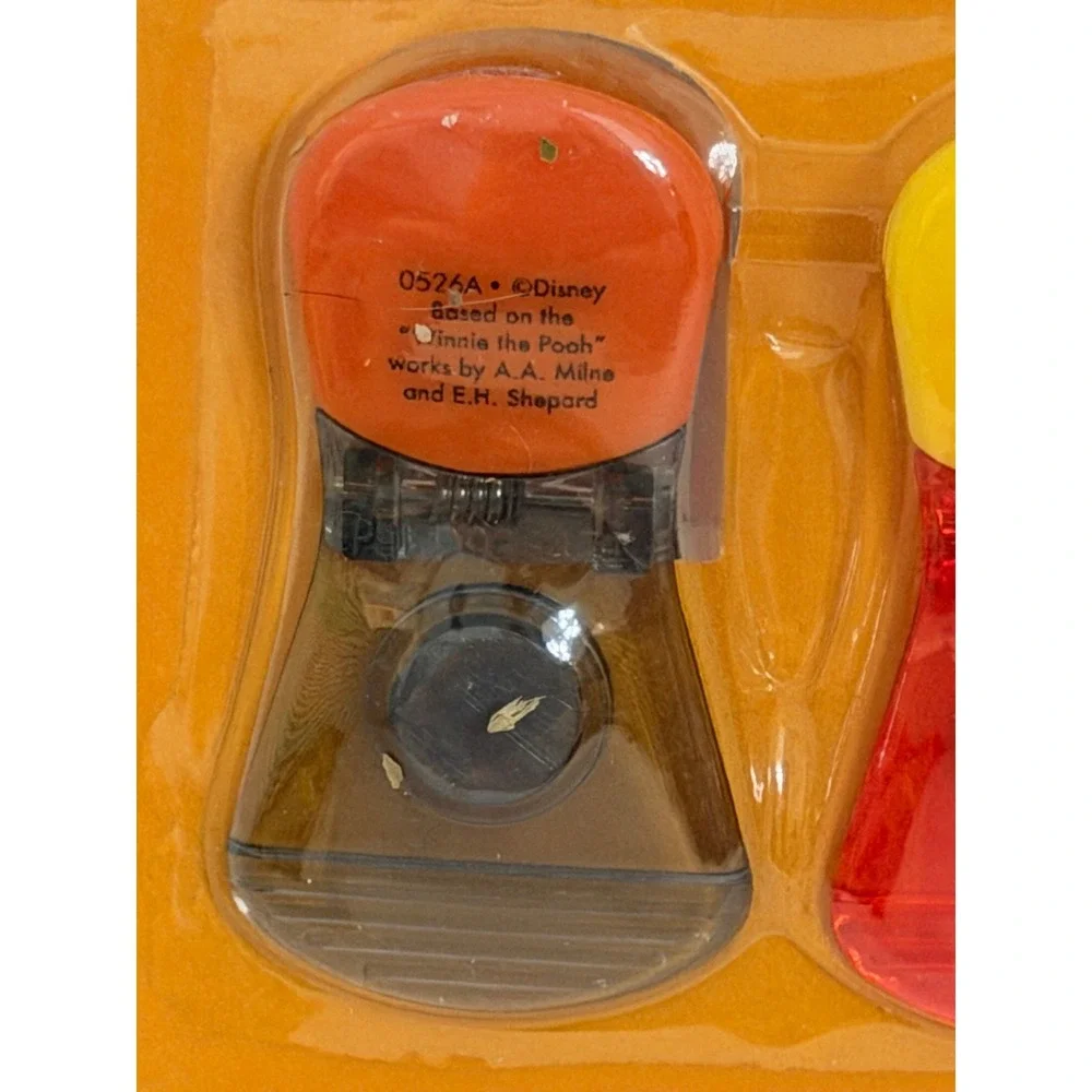 Disney Winnie the Pooh Tigger 2 Pack Magnetic Bag Clips Red Grey 0526A New